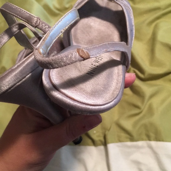 Adorable silver sling back heels - Picture 6 of 6